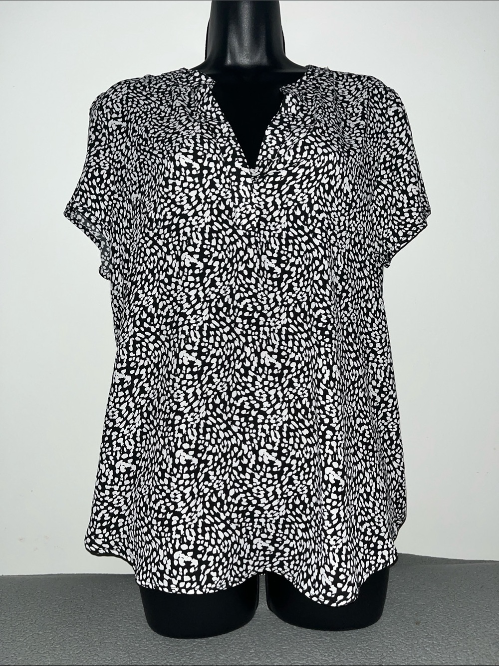 Vince Camuto Black & White Abstract Dot V-Neck Blouse